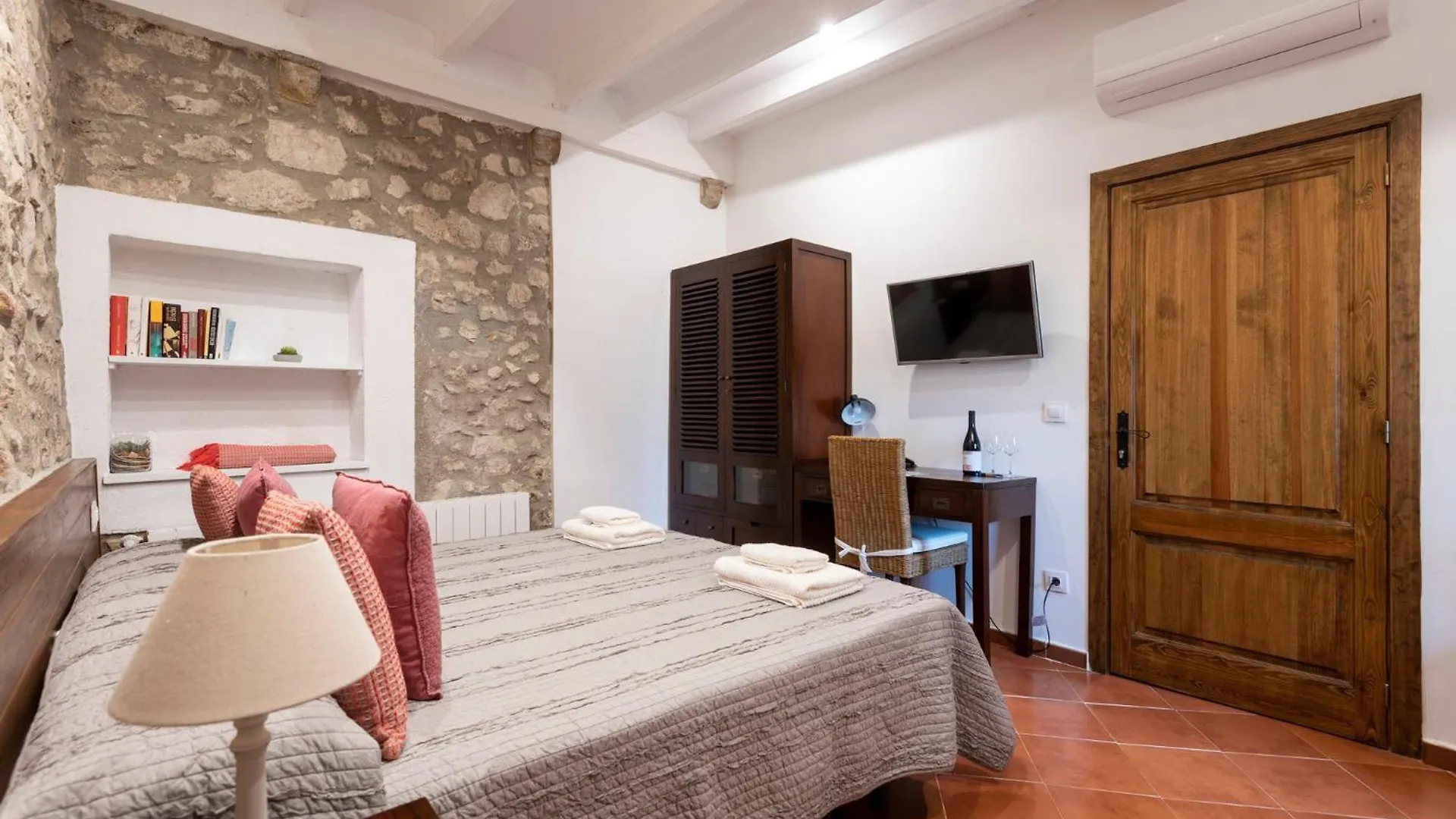 Hostal Can Xicu Capmany 3*,